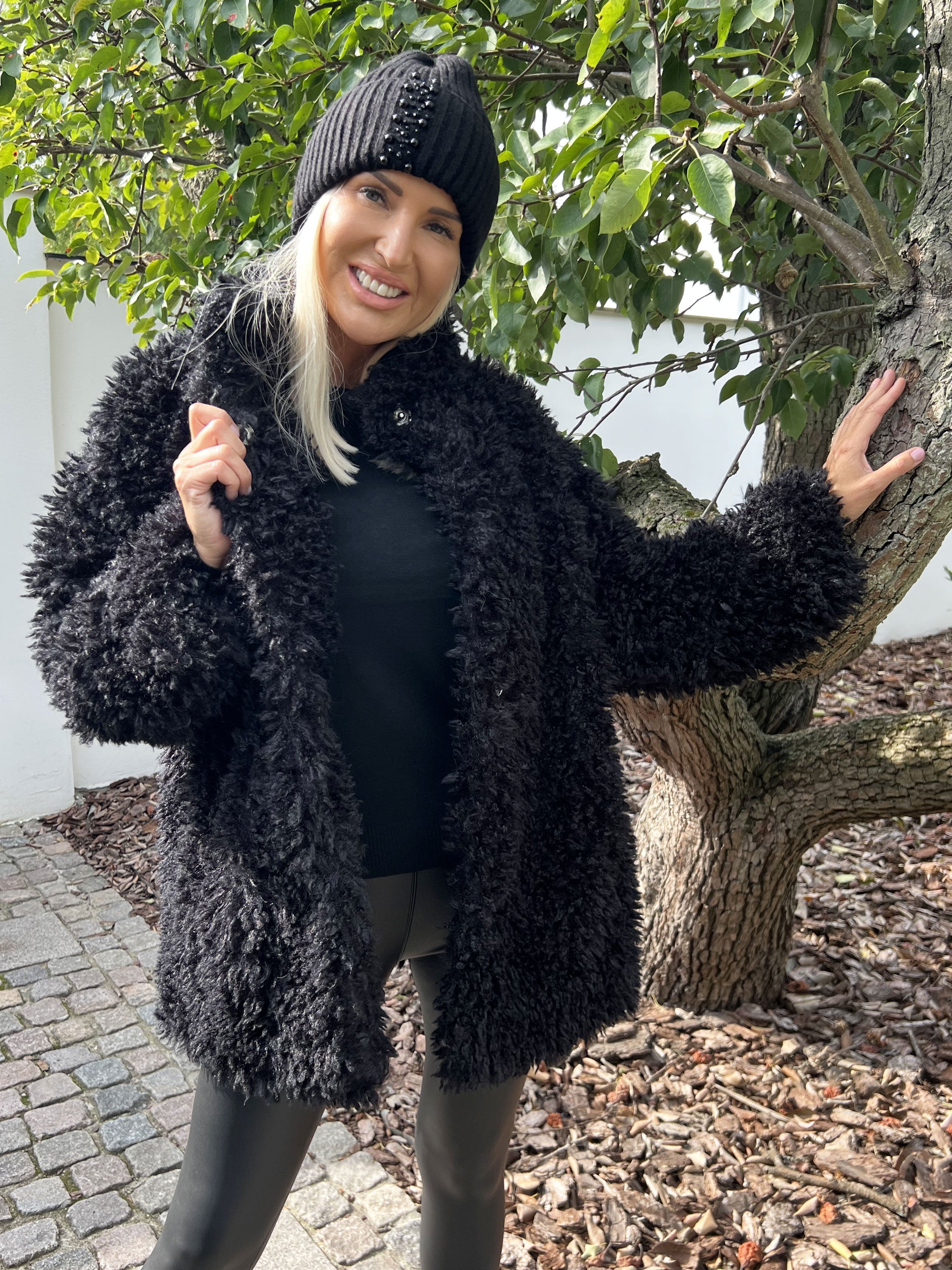 Alma - Jakke i plys med trykknapper og lommer